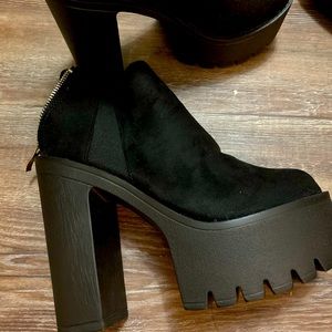 New High Heel Platform Boots black size 6